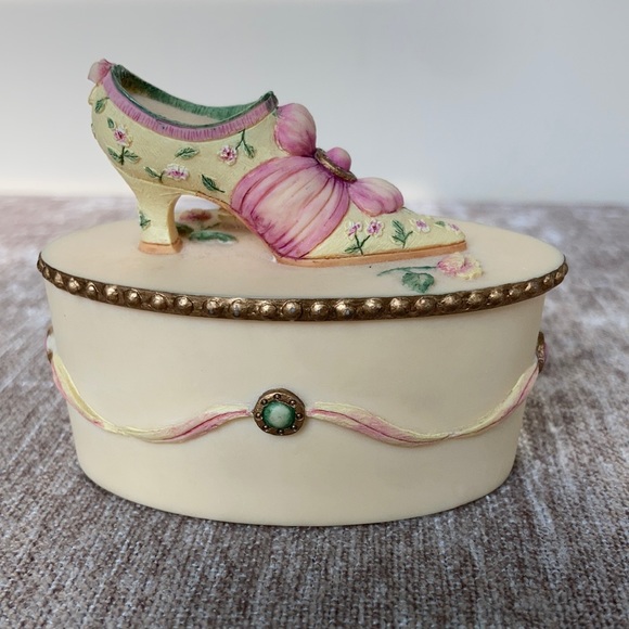 Willow Hall Victorian shoe trinket box - Picture 2 of 13